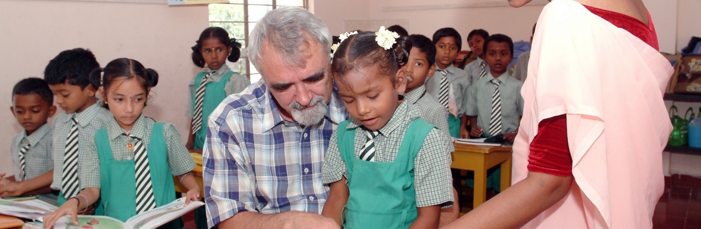 Percy Barnevik with a young Indian student.