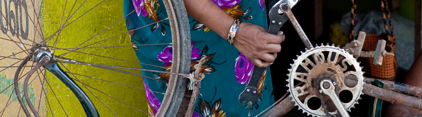 Najma repairing a bicycle | Bicycle repair | Kanchipuram, India